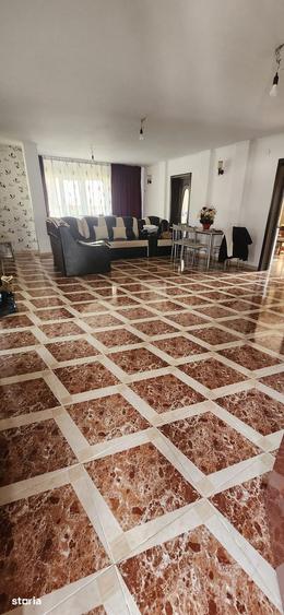 Casă cu 6 camere cu Teren 3160 Mp în Central
