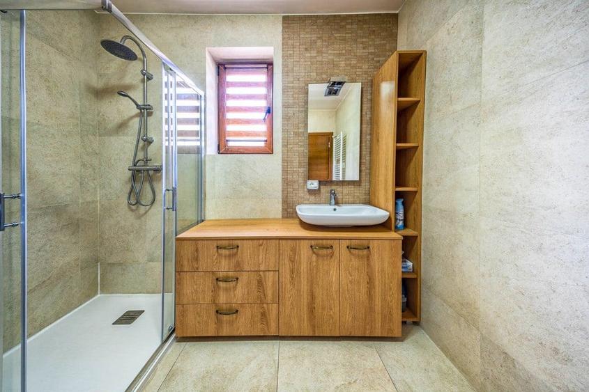 Casă cu 6 camere cu Teren 461 Mp în Central