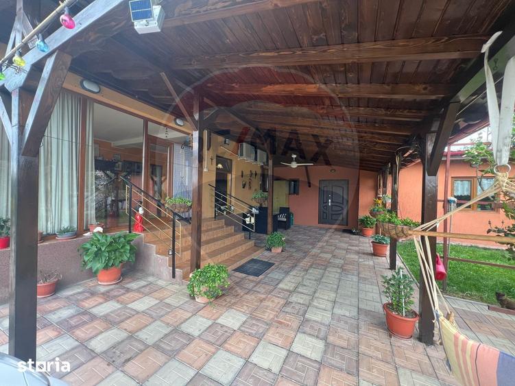 Casă cu 7 camere cu Teren 983 Mp în Garoafa