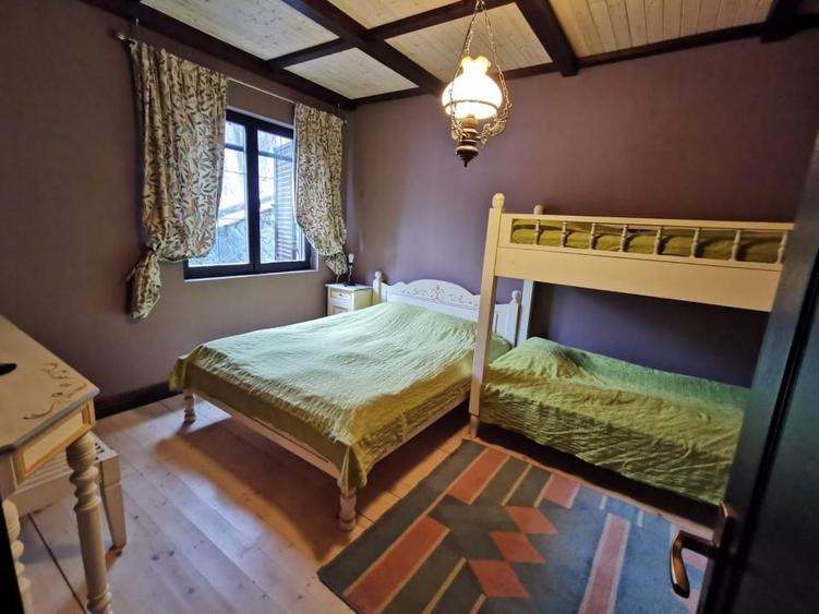 Casă individuală cu 6 camere decomandat cu Canalizare în Central
