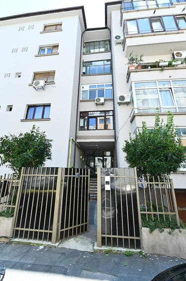 Apartament cu 4 camere decomandat în Calea Victoriei
