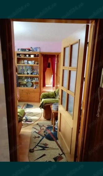Apartament cu 3 camere semidecomandat în Milcov