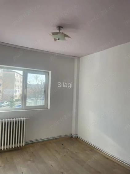 Vand apartament , 3 camere , renovat , etaj 1 , zona Unic , central