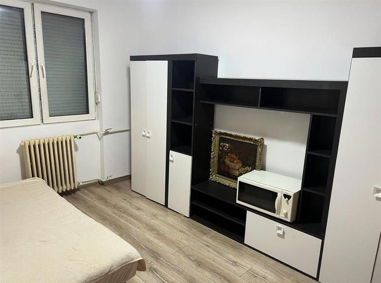 Apartament cu 3 camere semidecomandat în Rogerius