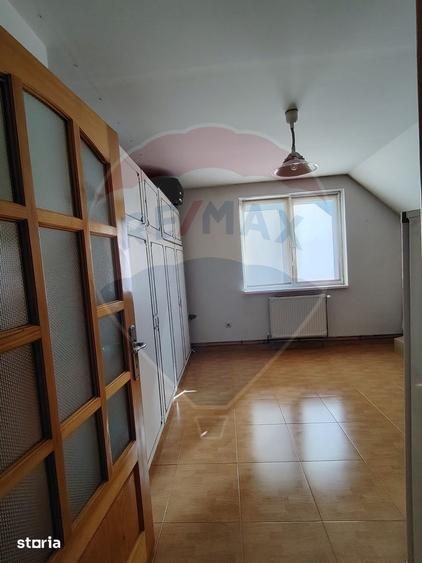 Casă cu 8 camere cu Teren 800 Mp în Central