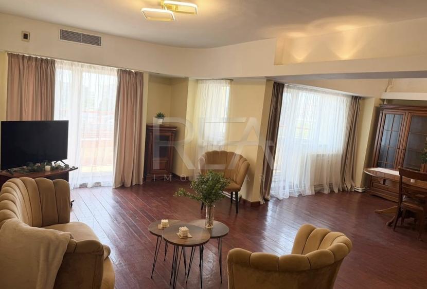 Apartament cu 4 camere decomandat, mobilat în P-ța Unirii