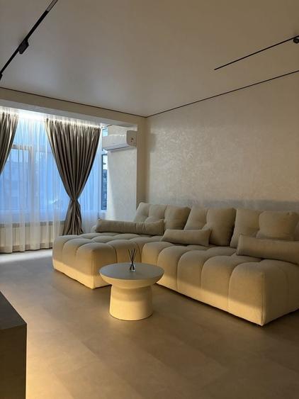 Apartament cu 3 camere decomandat în Școlilor