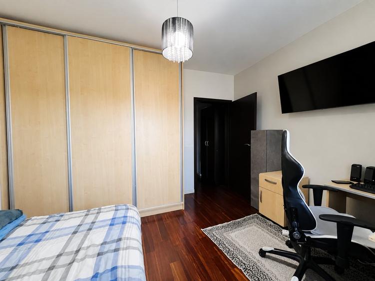 Apartament cu 3 camere semidecomandat, mobilat în Aradului