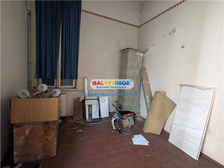 Casă cu 8 camere cu Garaj în Unirii