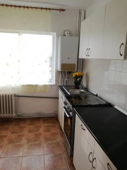 Apartament cu 3 camere decomandat în Podu Roș