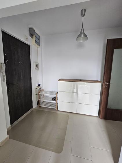 Apartament cu 3 camere semidecomandat în 1 Mai