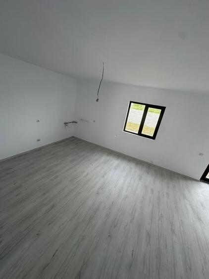 Casă cu 3 camere cu Canalizare în Est
