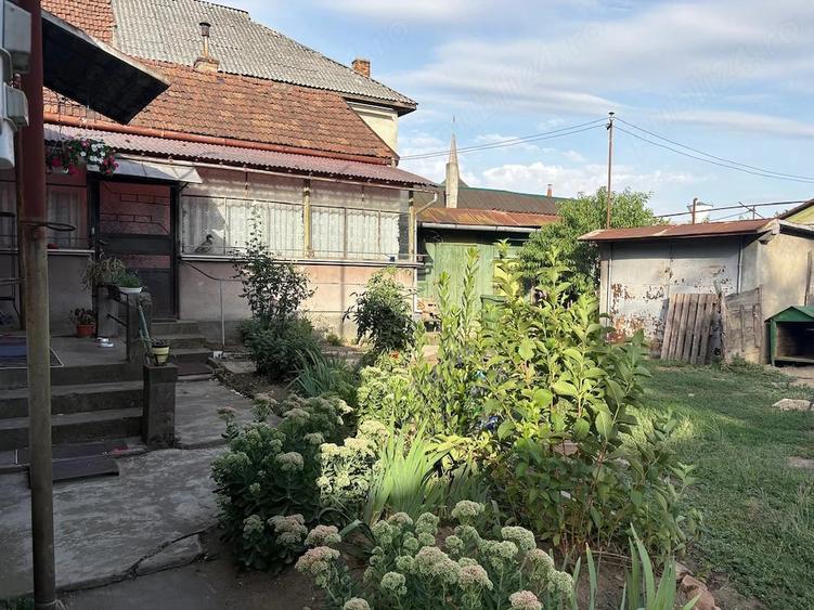 Casă cu 6 camere cu Teren 1600 Mp în Central