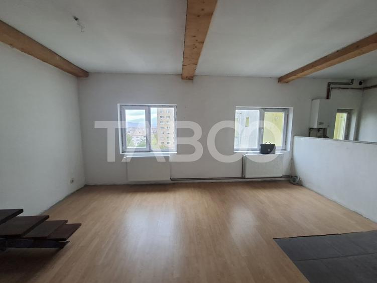 Apartament cu 3 camere semidecomandat în Vasile Aaron