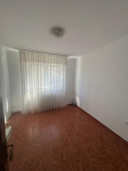Apartament cu 3 camere semidecomandat în Sud