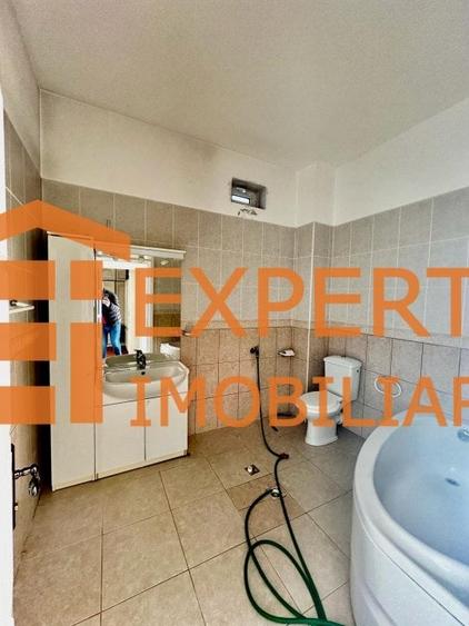 Casă individuală cu 9 camere cu Canalizare în Faleza Nord