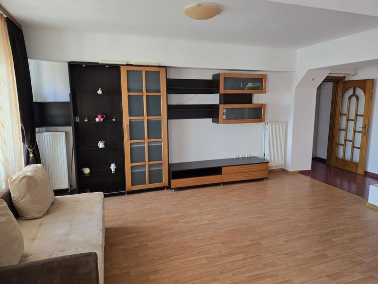 Apartament cu 4 camere decomandat în Central