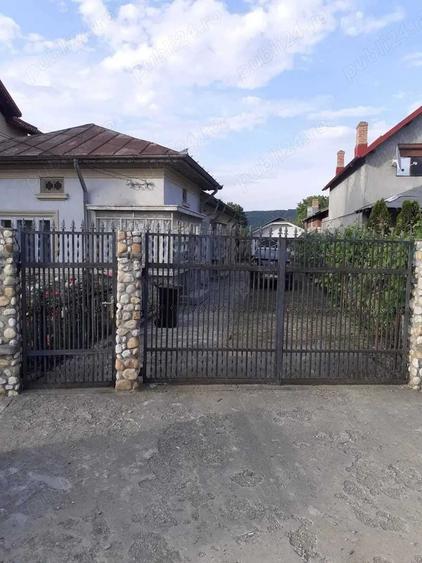 Casă cu 4 camere în Bucșani