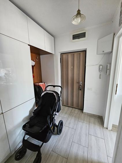 Apartament cu 3 camere semidecomandat în Baba Novac