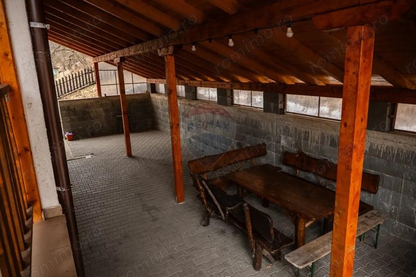 Casă cu 10 camere cu Teren 3300 Mp în Vale