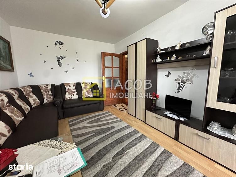Apartament cu 3 camere decomandat în Republicii