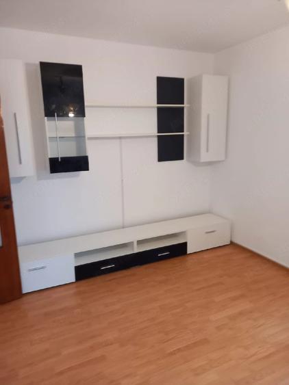 Apartament cu 3 camere decomandat în Titan