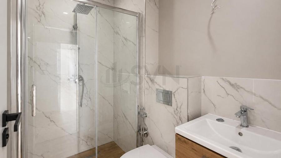 Apartament cu 3 camere decomandat în Sisești