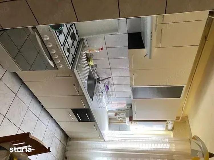 Apartament cu 3 camere semidecomandat în 22 Decembrie 1989