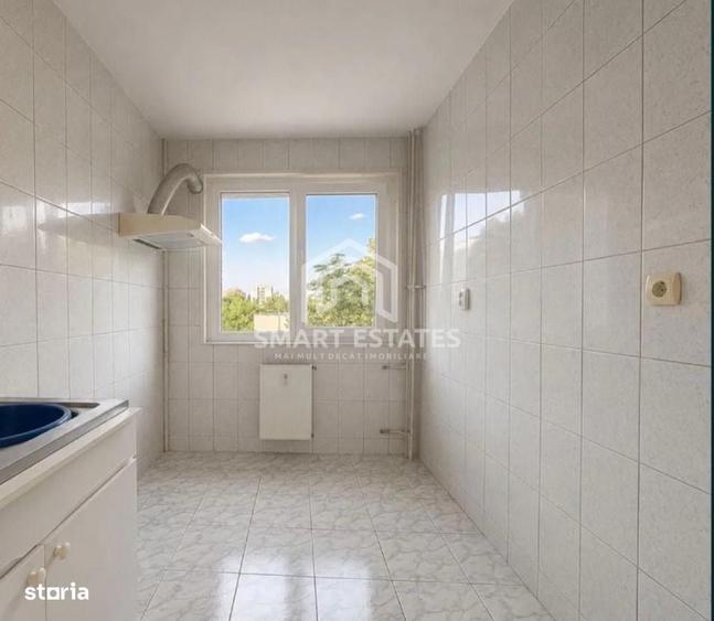 Apartament cu 3 camere semidecomandat în Berceni