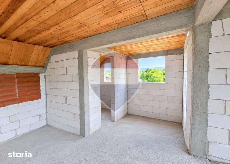 Casă cu 6 camere cu Teren 1476 Mp în Strugari