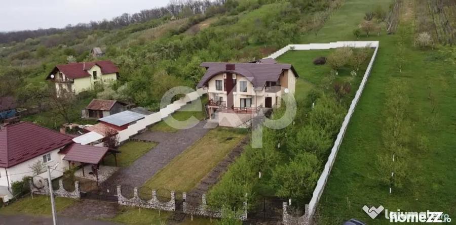 Casă cu 4 camere cu Teren 6436 Mp în Central