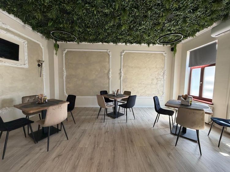 Casă individuală cu 8 camere cu Canalizare în Central