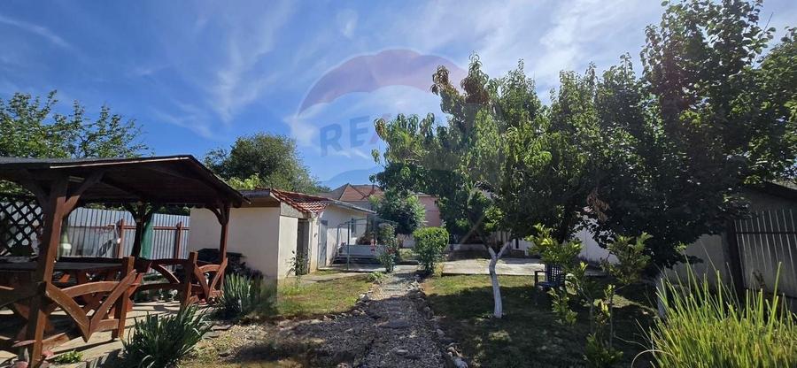 Casă individuală cu 8 camere cu Teren 650 Mp în Central