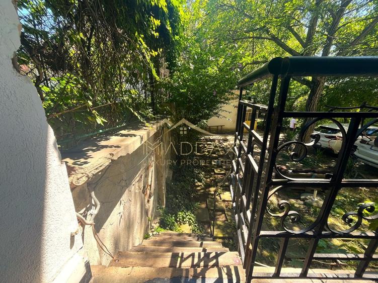 Apartament cu 5 camere decomandat în P-ța Romană