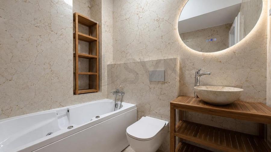 Apartament cu 3 camere semidecomandat în Băneasa