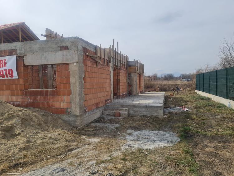Casă individuală cu 5 camere cu Teren 500 Mp în Stupini