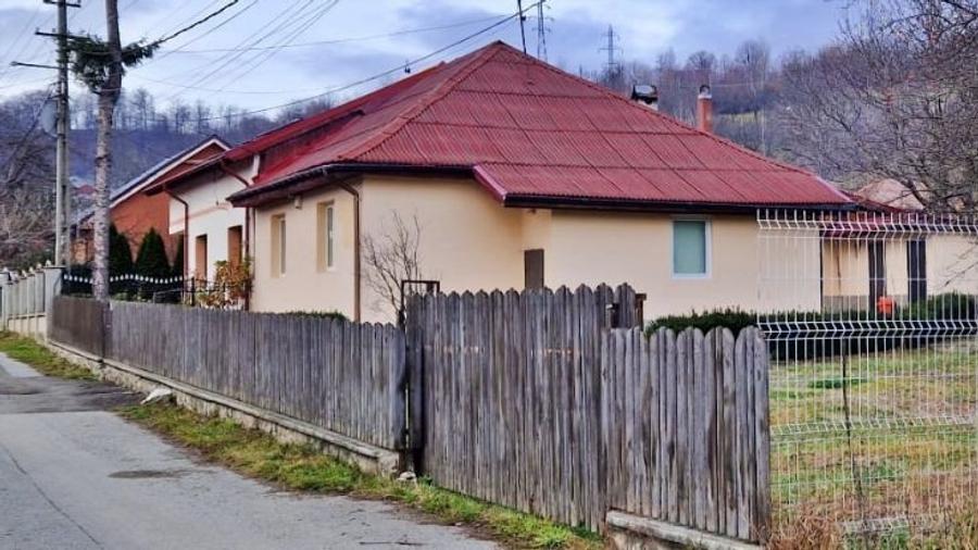 Casă individuală cu 4 camere cu Teren 674 Mp în Uricani