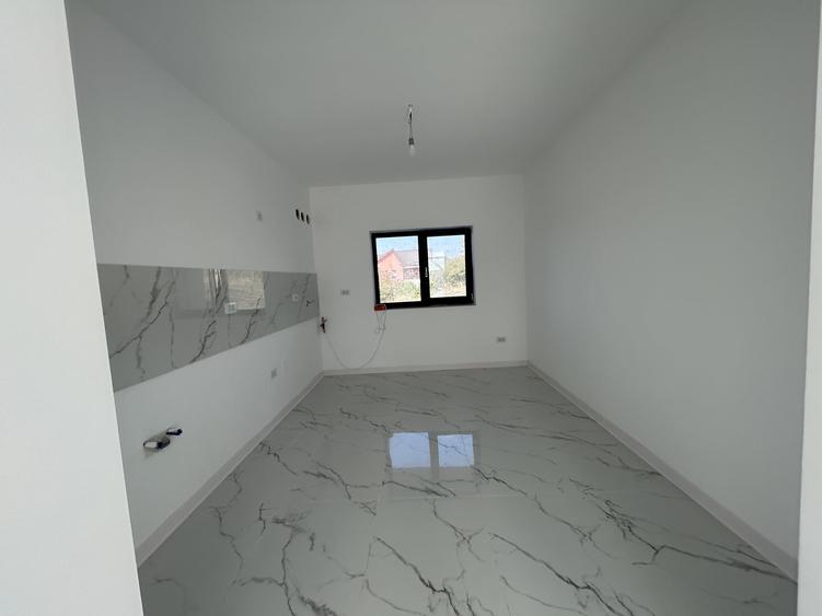 Duplex cu 4 camere cu Canalizare în Vișani