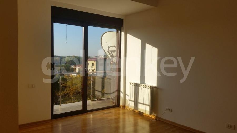 Apartament cu 4 camere decomandat în Floreasca