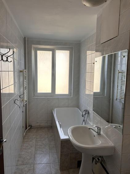 Apartament cu 3 camere decomandat în Cornișa