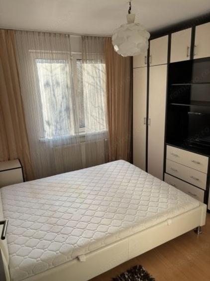 Apartament cu 3 camere semidecomandat în Berceni