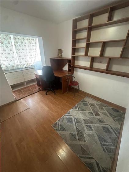Apartament cu 4 camere decomandat în Lipovei