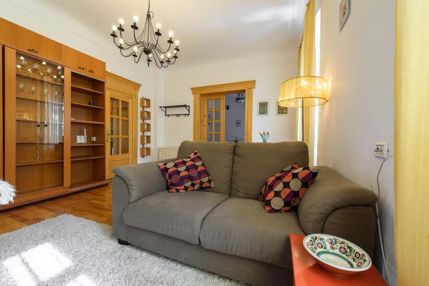 Apartament cu 2 camere nedecomandat în Centrul Istoric