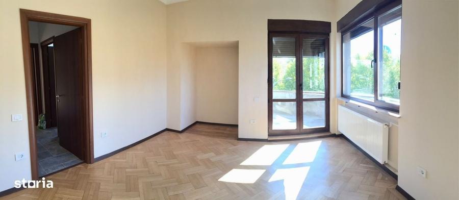 Spațiu comercial, de 250 mp, în Romană