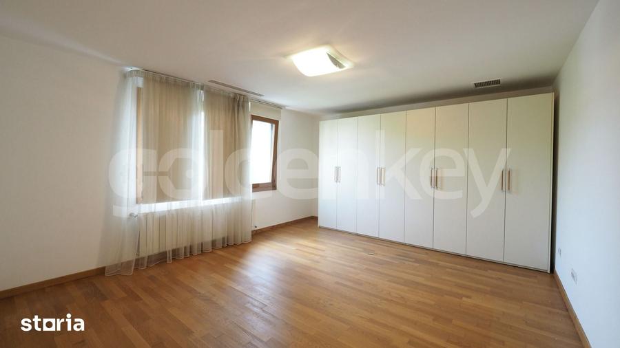 Casă cu 5 camere cu Teren 500 Mp în Central