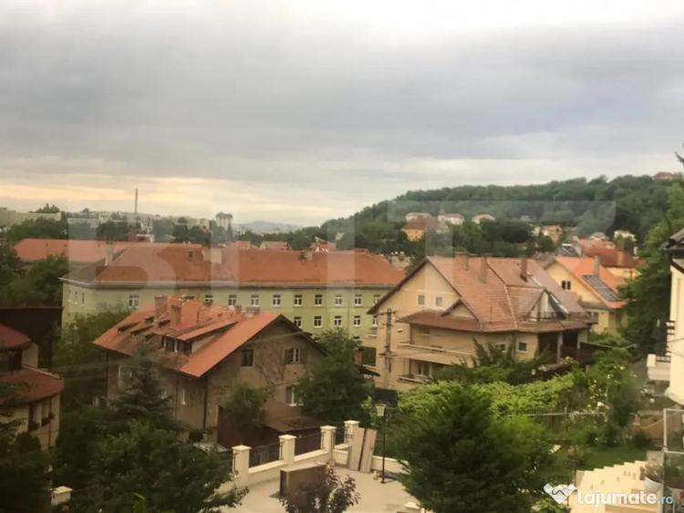 Casă cu 10 camere cu Teren 1056 Mp în Dealul Cetății