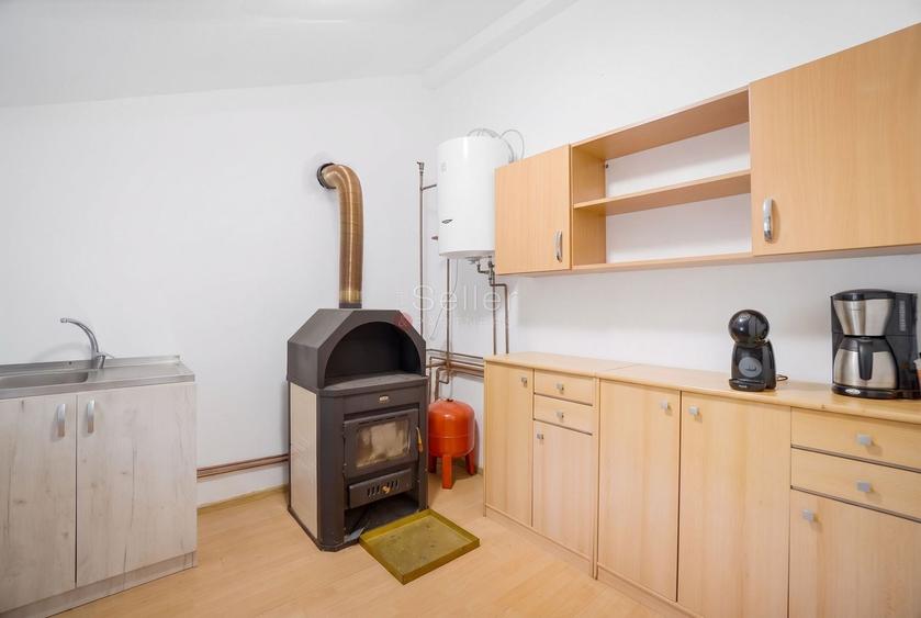 Casă individuală cu 10 camere cu Teren 2980 Mp în Barcani