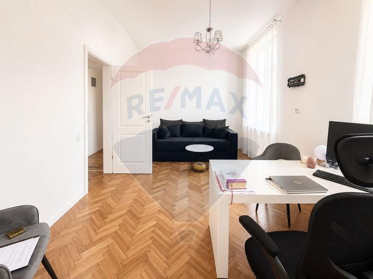 Apartament cu 4 camere decomandat în Central