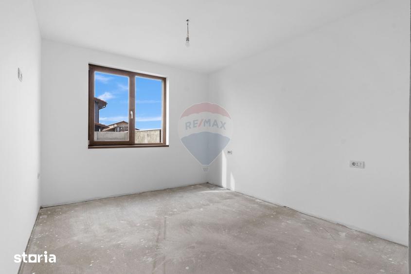 Casă cu 7 camere cu Teren 437 Mp în Livada