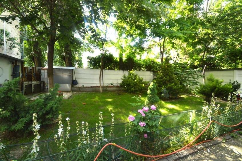 Casă individuală cu 11 camere cu Canalizare în Dorobanți